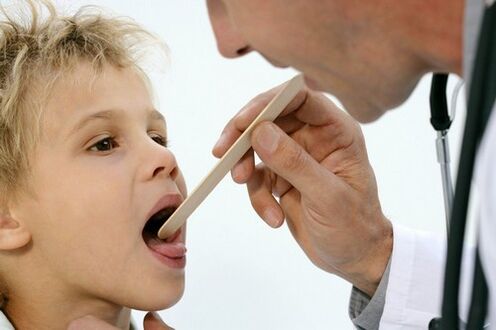 zdravnik pregleda grlo otroka z luskavico