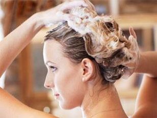 Uporaba zdravilnega šampona za simptome psoriaze
